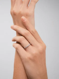 Media alianza de oro blanco de 18K con 13 diamantes en talla brillante con un total de 0,67 cts