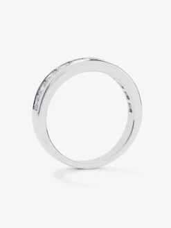 Media alianza de oro blanco de 18K con 11 diamantes en talla princesa con un total de 1,28 cts