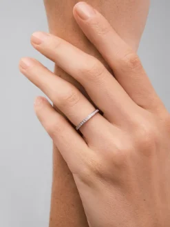 Media alianza de oro blanco de 18K con 18 diamantes en talla brillante con un total de 0,18 cts