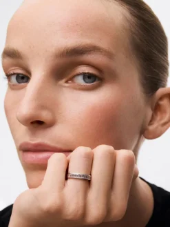 Media alianza de oro blanco de 18K con 27 diamantes en talla baguette con un total de 0,77 cts