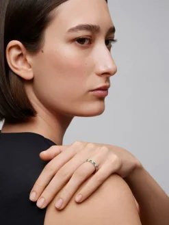 Media alianza de oro blanco de 18K con 5 esmeraldas en talla brillante con un total de 0,28 cts y 4 diamantes en talla brillante con un total de 0,23 cts