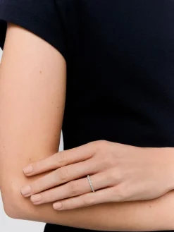 Media alianza de oro blanco de 18K con 15 diamantes en talla brillante con un total de 0,15 cts