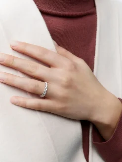 Media alianza de oro blanco de 18K con 9 diamantes en talla brillante con un total de 1,22 cts