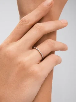 Media alianza de oro blanco de 18K con 16 diamantes en talla brillante con un total de 0,16 cts