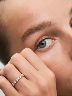 Media alianza de oro blanco de 18K con 9 diamantes en talla brillante con un total de 0,81 cts