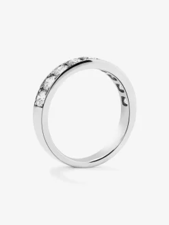 Media alianza de oro blanco de 18K con 9 diamantes en talla brillante con un total de 0,9 cts