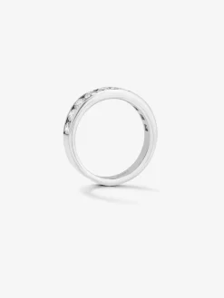 Media alianza de oro blanco de 18K con 12 diamantes en talla brillante con un total de 0,88 cts