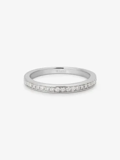 Media alianza de oro blanco de 18K con 20 diamantes en talla brillante con un total de 0,12 cts