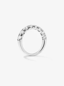 Media alianza de oro blanco de 18K con 8 diamantes en talla brillante con un total de 1,23 cts