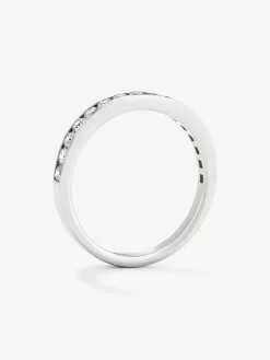 Media alianza de oro blanco de 18K con 16 diamantes en talla brillante con un total de 0,5 cts