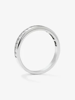 Media alianza de oro blanco de 18K con 20 diamantes en talla princesa con un total de 0,62 cts