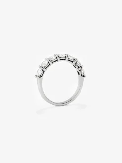 Media alianza de oro blanco de 18K con 10 diamantes en talla brillante con un total de 0,71 cts