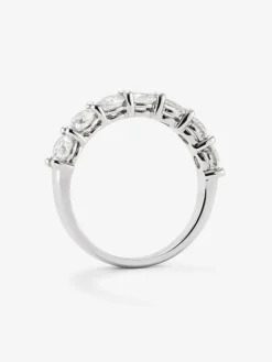 Media alianza de oro blanco de 18K con 8 diamantes en talla brillante con un total de 1,6 cts