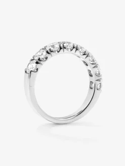Media alianza de oro blanco de 18K con 8 diamantes en talla brillante con un total de 1,6 cts