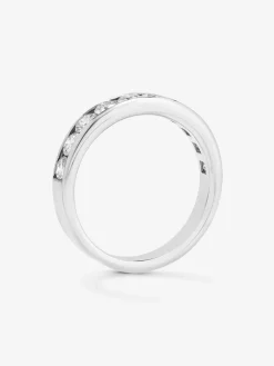 Media alianza de oro blanco de 18K con 10 diamantes en talla brillante con un total de 1,1 cts