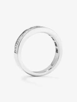 Media alianza de oro blanco de 18K con 27 diamantes en talla baguette con un total de 0,77 cts