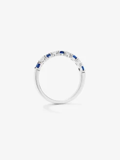 Media alianza de oro blanco de 18K con 5 zafiros azules en talla brillante con un total de 0,39 cts y 4 diamantes en talla brillante con un total de 0,24 cts