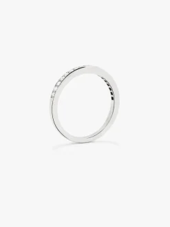 Media alianza de oro blanco de 18K con 13 diamantes en talla brillante con un total de 0,38 cts