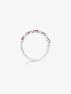 Media alianza de oro blanco de 18K con 5 rub&iacute;es en talla brillante con un total de 0,44 cts y 4 diamantes en talla brillante con un total de 0,26 cts