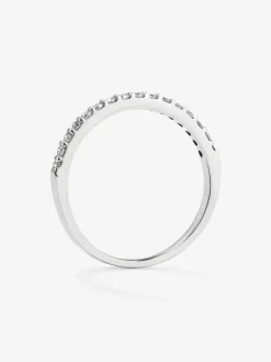 Media alianza de oro blanco de 18K con 16 diamantes en talla brillante con un total de 0,2 cts