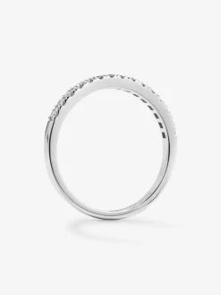 Media alianza de oro blanco de 18K con 15 diamantes en talla brillante con un total de 0,15 cts