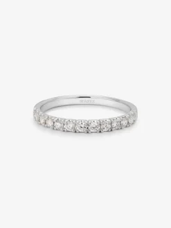 Media alianza de oro blanco de 18K con 13 diamantes en talla brillante con un total de 0,37 cts