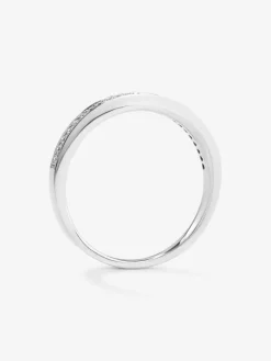 Media alianza de oro blanco de 18K con 24 diamantes en talla brillante con un total de 0,12 cts