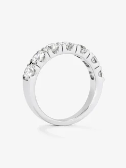 Media alianza de oro blanco de 18K con 7 diamantes en talla brillante con un total de 1,77 cts