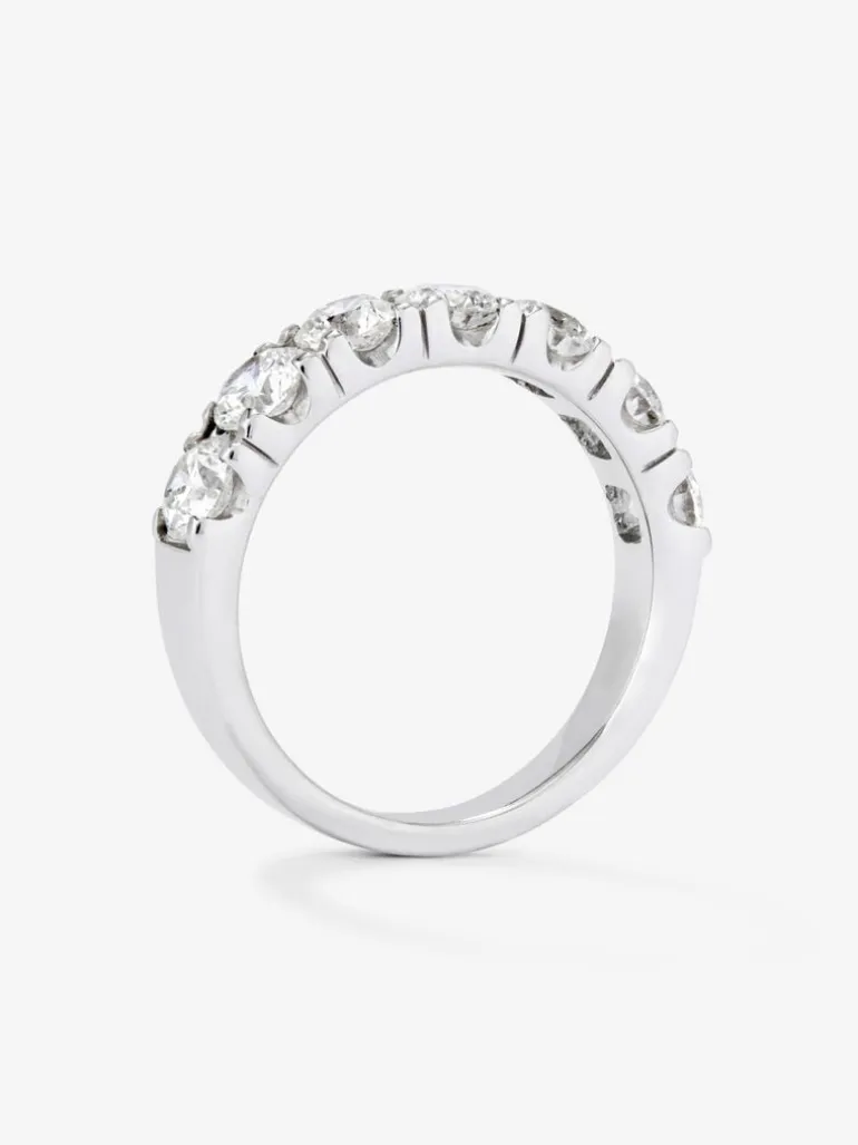Media alianza de oro blanco de 18K con 7 diamantes en talla brillante con un total de 1,77 cts