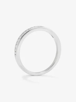 Media alianza de oro blanco de 18K con 19 diamantes en talla princesa con un total de 0,29 cts