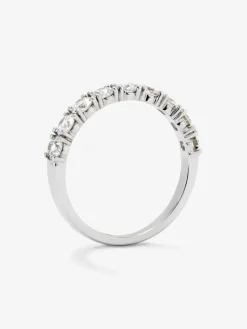Media alianza de oro blanco de 18K con 9 diamantes en talla brillante con un total de 0,91 cts