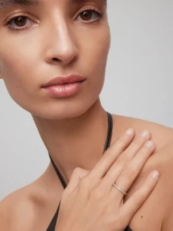 Media alianza de oro blanco de 18K con 20 diamantes en talla brillante con un total de 0,12 cts