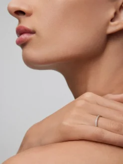 Media alianza de oro blanco de 18K con 19 diamantes en talla brillante con un total de 0,1 cts