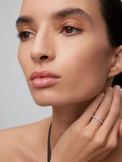 Media alianza de oro blanco de 18K con 13 diamantes en talla brillante con un total de 0,27 cts