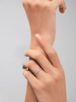 Media alianza de oro blanco de 18K con 13 diamantes en talla brillante con un total de 0,37 cts