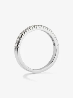 Media alianza de oro blanco de 18K con 13 diamantes en talla brillante con un total de 0,27 cts