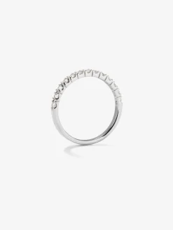 Media alianza de oro blanco de 18K con 13 diamantes en talla brillante con un total de 0,37 cts