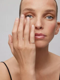 Media alianza de oro rosa de 18K con 13 diamantes en talla brillante con un total de 0,36 cts