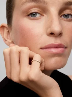 Media alianza de oro rosa de 18K con 15 diamantes en talla brillante con un total de 0,3 cts