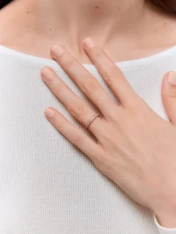 Media alianza de oro rosa de 18K con 16 diamantes en talla brillante con un total de 0,24 cts