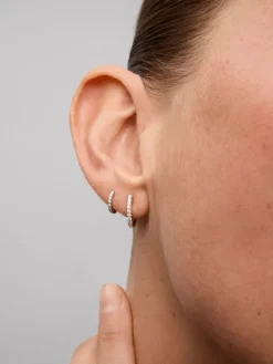 Pendiente aro individual de oro blanco de 18K con diamantes