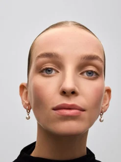 Pendiente de aro de oro rosa de 18k con colgante de perla akoya de 8,5