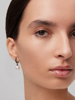 Pendiente de aro de plata 925 combinado con perla akoya de 8,5 mm y espinela