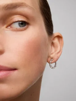 Pendientes aro de oro blanco de 18K con 34 diamantes en talla brillante con un total de 1,84 cts