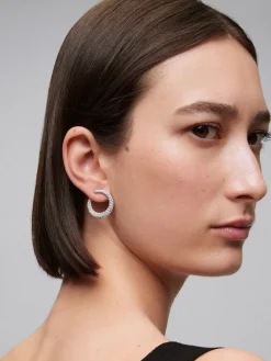 Pendientes de aro abiertos medianos de oro blanco de 18K con pavé de diamantes en talla brillante 2,13 cts