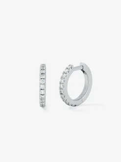 Pendientes de aro de oro blanco de 18K con 22 diamantes en talla brillante con un total de 0,13 cts