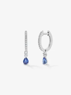 Pendientes de aro de oro blanco de 18K con zafiros azules en talla pera de 0,51 cts y diamantes blancos en talla brillante de 0,16 cts