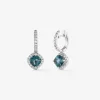 Pendientes de aro de oro blanco de 18K con 2 topacios azul london en talla cushion con un total de 2,16 cts y 52 diamantes en talla brillante con un total de 0,49 cts