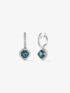 Pendientes de aro de oro blanco de 18K con 2 topacios azul london en talla cushion con un total de 2,16 cts y 52 diamantes en talla brillante con un total de 0,49 cts