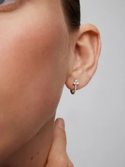 Pendientes de aro de oro blanco de 18K con 22 diamantes en talla brillante con un total de 0,28 cts